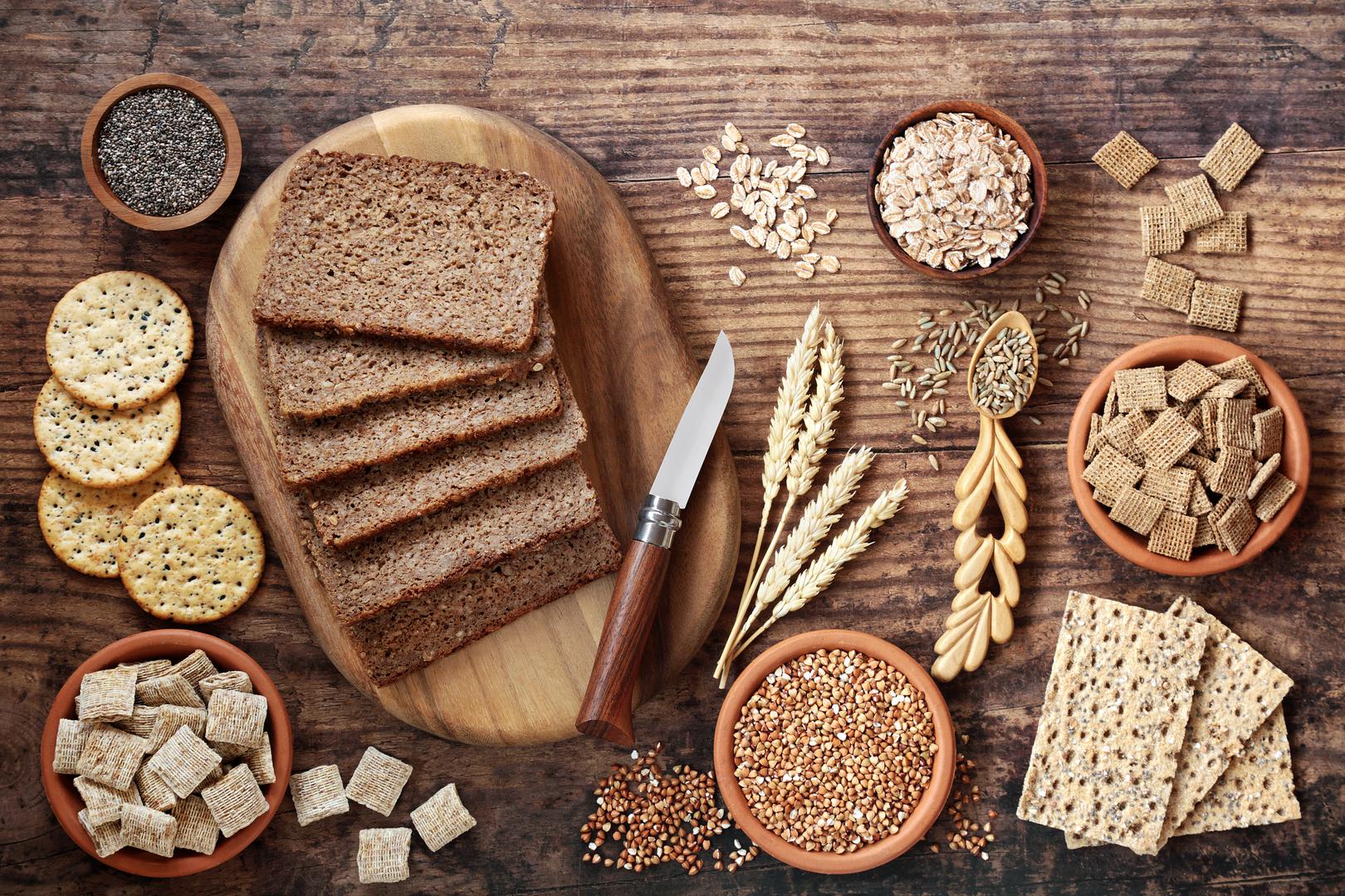 Kruh i krekeri od cjelovitog zrna uvijek su zdravija verzija, a imaju jako puno vlakana.