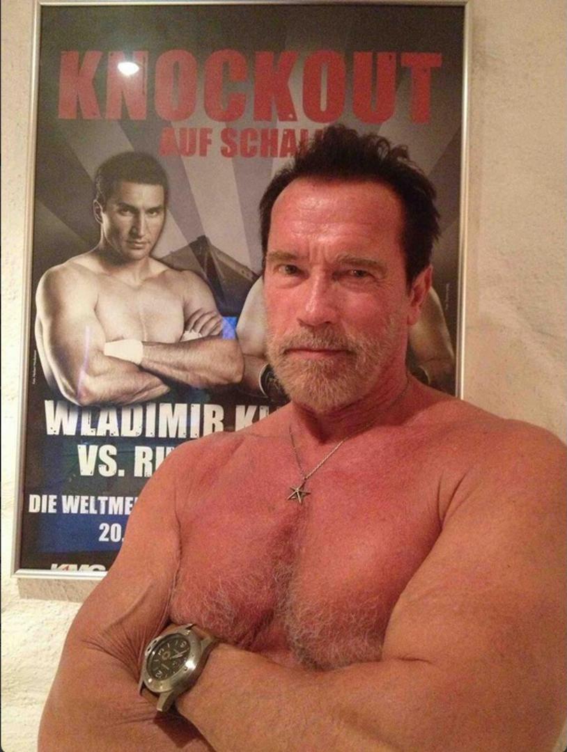 Još jedan filmski snagator Arnold Schwarzenegger prve ozbiljnije novce počeo je zarađivati zahvaljujući editorijalima u porno časopisima koji su bili namijenjeni za homoseksualce.