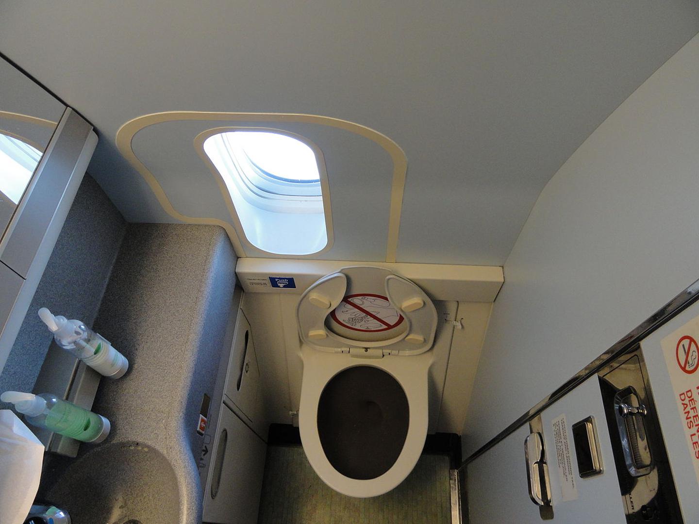 4. Vrata toaleta u avionima mogu se otključati i zaključati s vanjske strane, a mehanizam je obično sakriven ispod znaka zabranjenog pušenja.