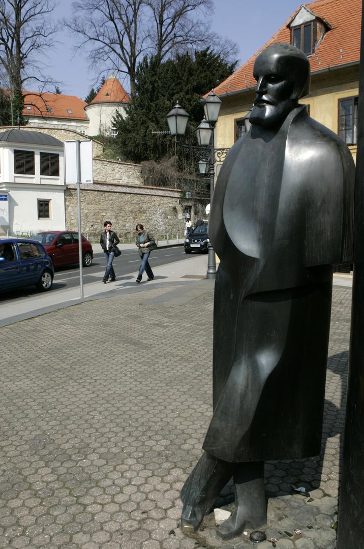 Spomenik "Augustu Šenoi" u Vlaškoj ulici