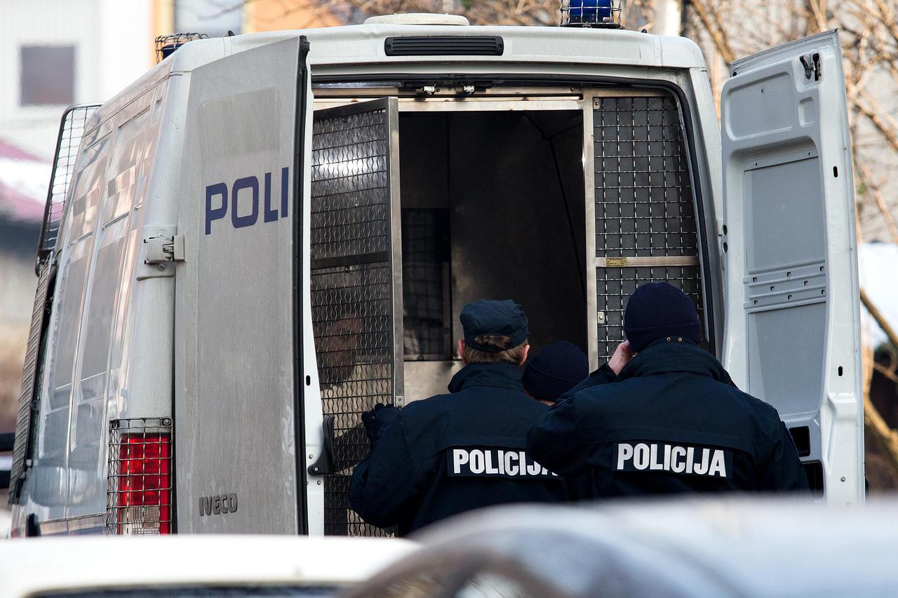 Zagreb: Ivan Sinčić dao podršku Živom zidu tijekom deložacije te odvezen policijskim kombijem