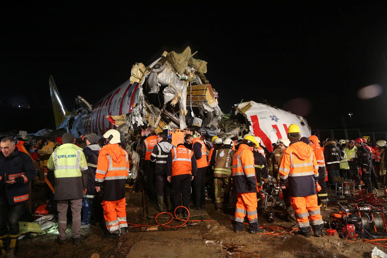 Nesreća u Istanbulu: Zrakoplov izletio s piste pa se prepolovio