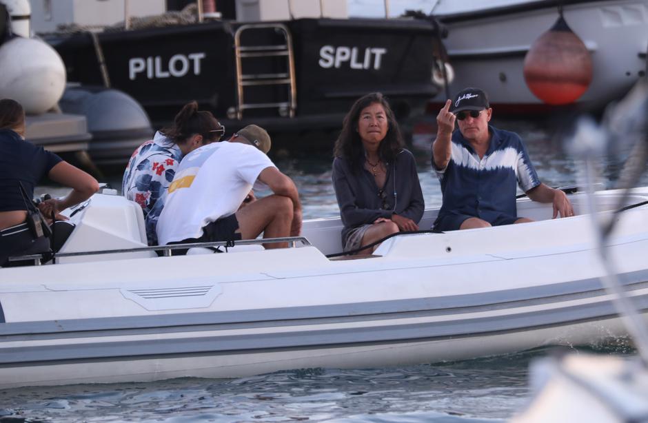 EKSKLUZIVNO: Woody Harrelson mahao je putnicima na brodu, nakon čega je fotoreporteru pokazao srednji prst