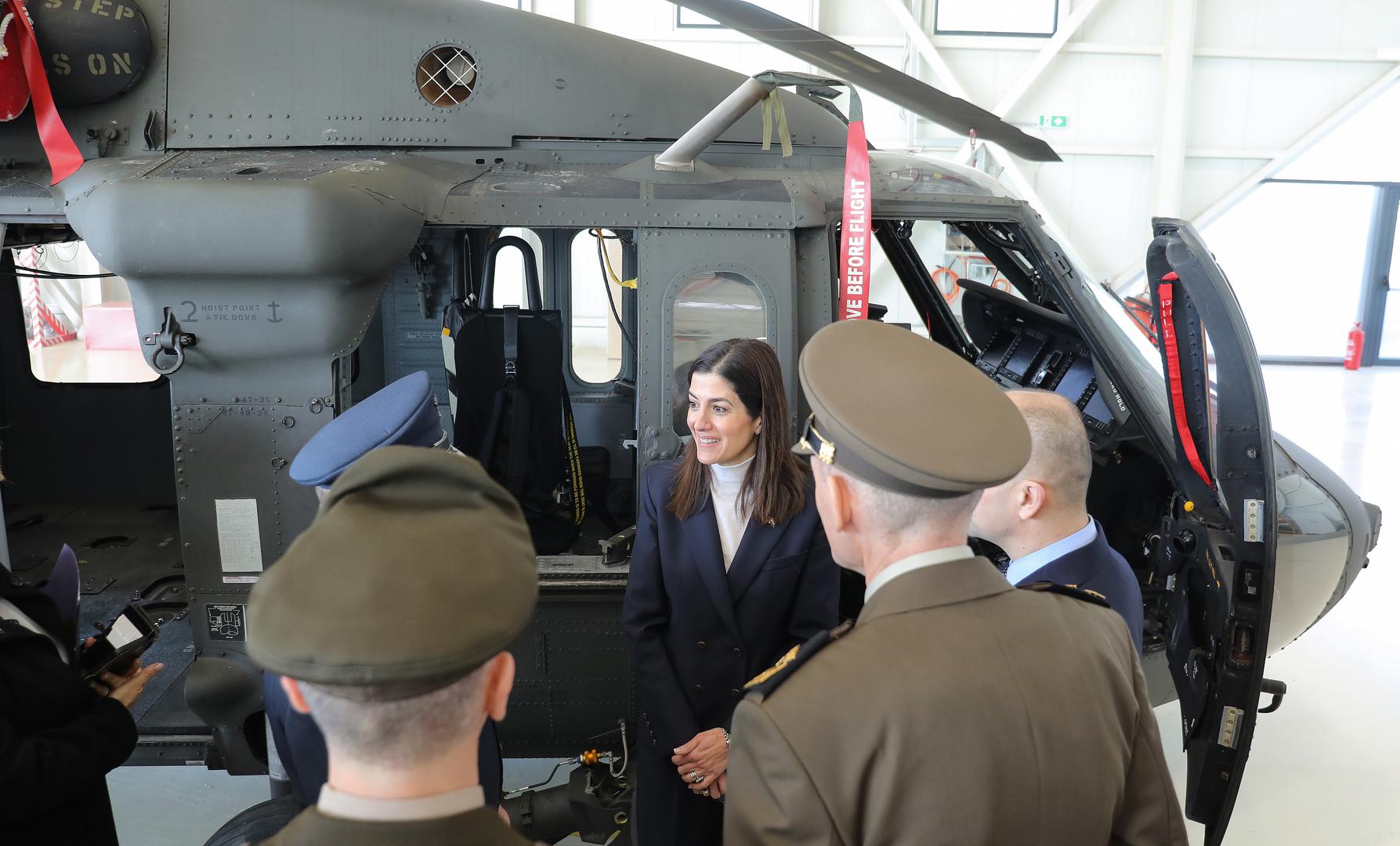 Anušić je u izjavi novinarima odbacio tezu da su potpisivanje ugovora o nabavi helikoptera i dolazak mlažnjaka Rafale tempirani za predizbornu kampanju.