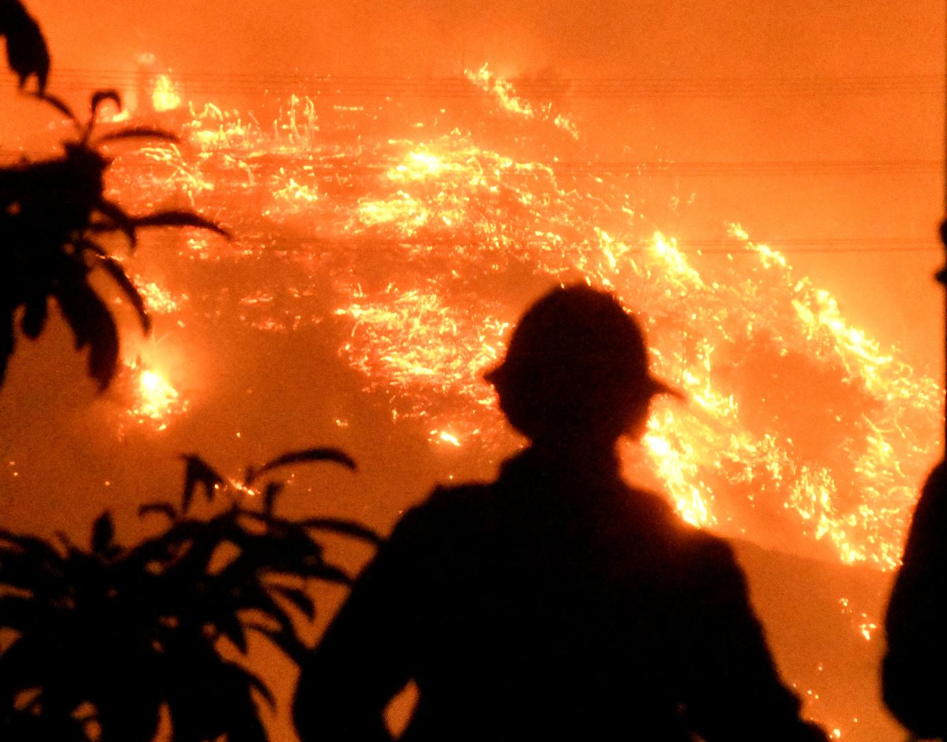 Vatrene buktinje ne jenjavaju u Kaliforniji. Požar se sada približio i poznatim naseljima Santa Barbara i Montecito u kojima žive brojni poznati glumci, glazbenici i umjetnici. Glumac Rob Low objavio je fotku požara koji prijeti njegovoj kući i zavapio je "Molite se za Santa Barbaru"