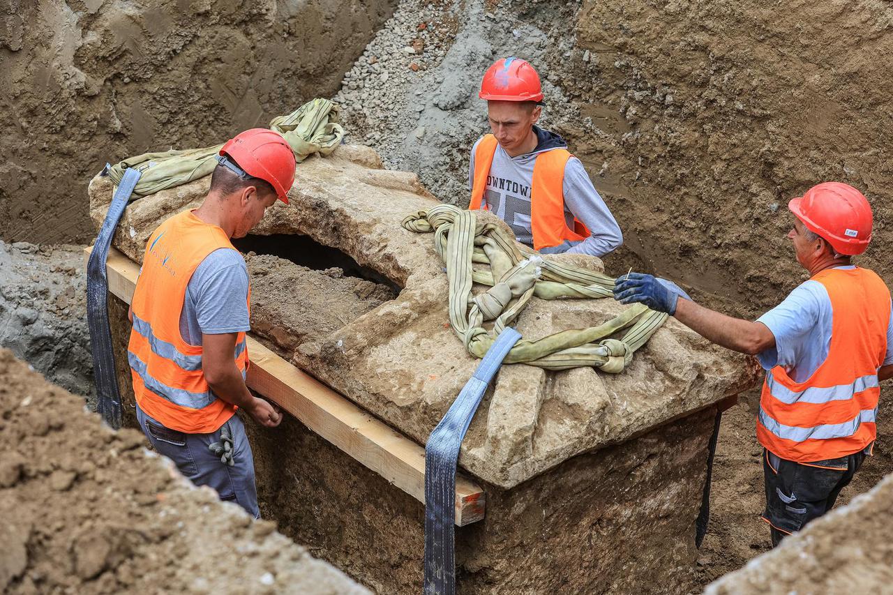 Iskopan rimski sarkofag pronađen u Vinkovcima