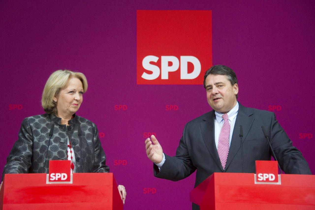 'Main candidate of Germany\'s Social Democratic Party (SPD) in the North Rhine-Westphalia regional elections Hannelore Kraft (L) and SPD chairman Sigmar addresses a press conference at the SPD headqua