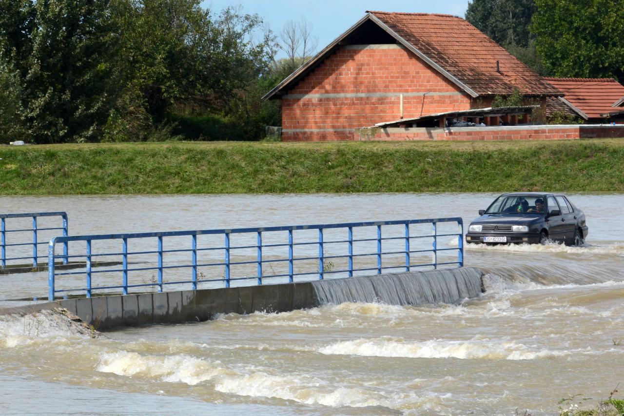 Zbog ispuštanja Save u Lonjsko polje poplavljen most na lokalnoj cesti