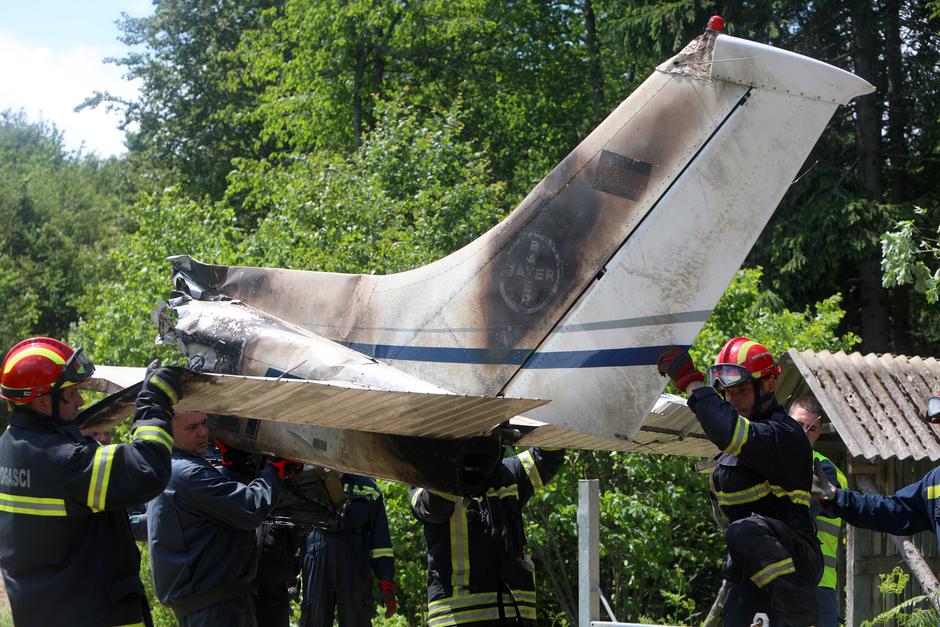 Helikopterom izvučeni dijelovi aviona u kojem su život izgubile četiri osobe