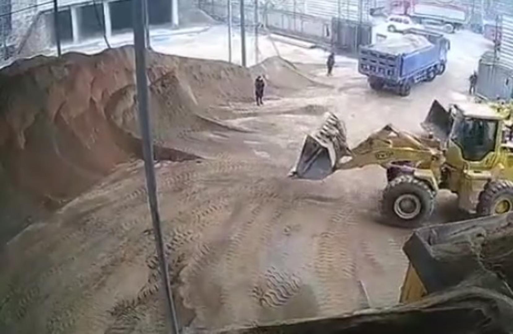 Nevjerojatna scena snimljena je u jednom skladištu pijeska u Kini gdje je bagerist zamalo ubio upraviteljicu koja se šetala gradilištem dok je on utovarivao pijesak u kamione.