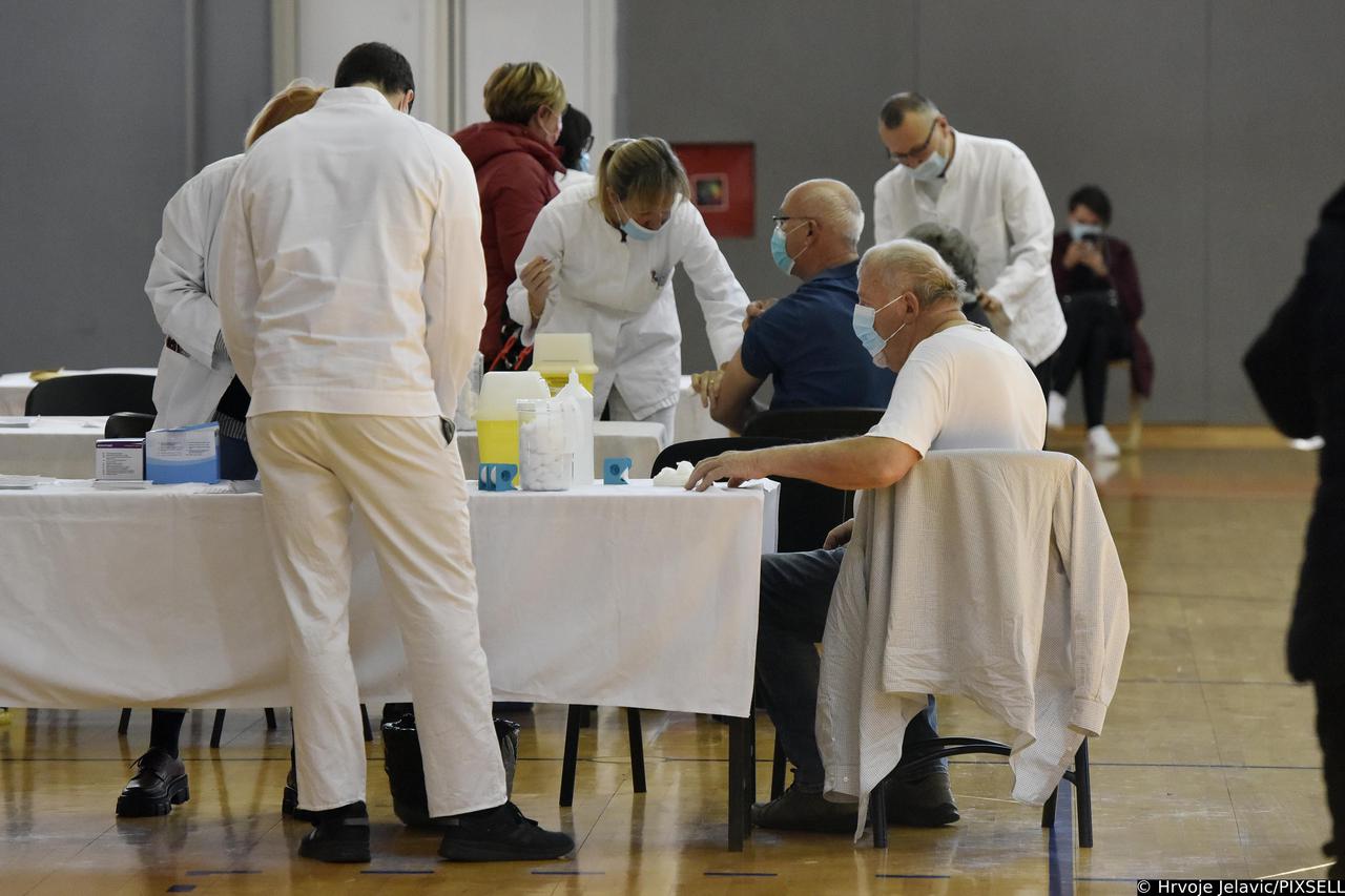Šibenik: Cijepljenje protiv koronavirusa u sportskoj dvorani na Baldekinu