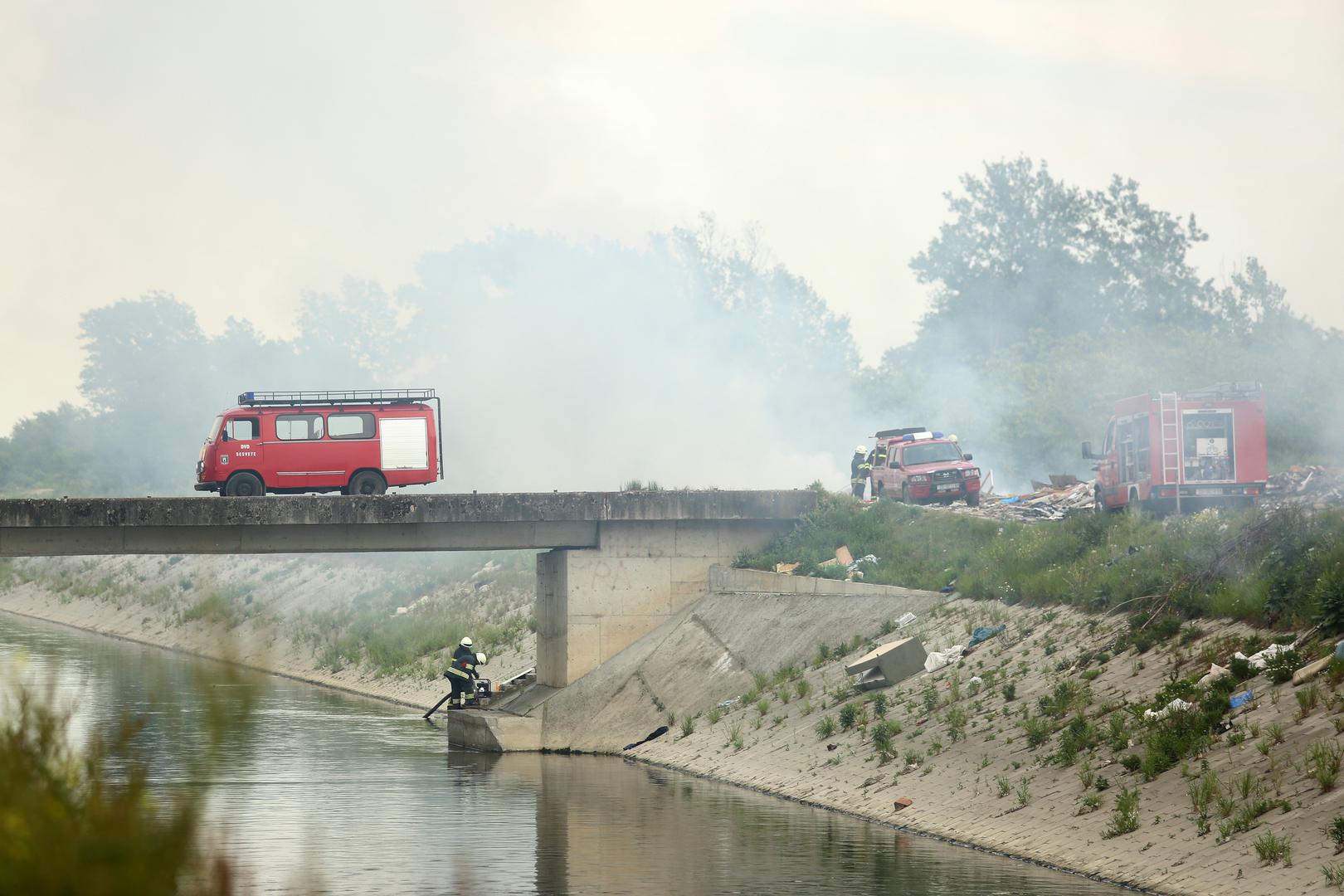 Buknuo je požar na ilegalnom odlagalištu otpada kod Centralnog uređaja za pročišćavanje otpadnih voda u Zagrebu.