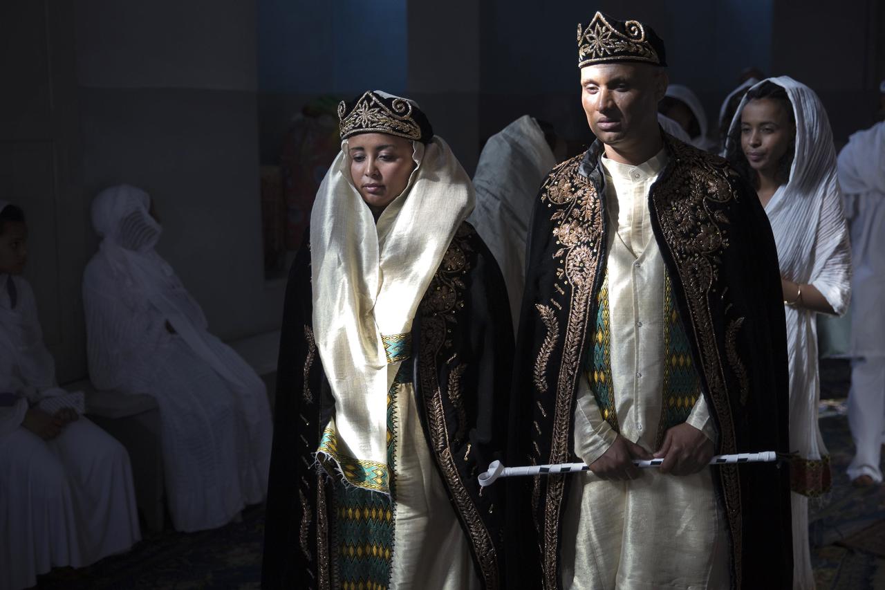A bride and groom wearing traditional Eritrean dress arrive for their wedding at a Christian Orthodox church in Jerusalem October 18, 2014. REUTERS/Finbarr O'Reilly (JERUSALEM - Tags: SOCIETY RELIGION)