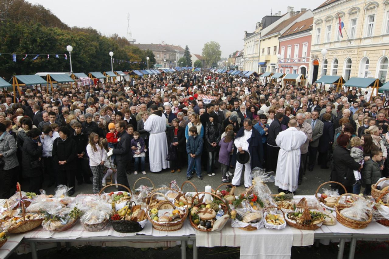 'Koprivnica, 10.10.2010 - Na Danima kruha odrzanim na sredisnjem trgu u Koprivnici odrzana je i misa na otvorenom. Snimio: Marijan Su\\u009Aenj'