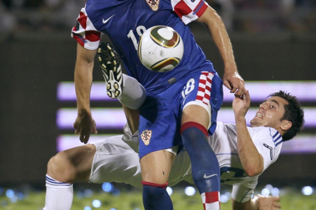 \'Israel\'s Tamir Cohen (R) fights for the ball with Croatia\'s Ivica Olic during their Euro 2012 qualifying soccer match in Ramat Gan, near Tel Aviv October 9, 2010.  REUTERS/Nir Elias (ISRAEL - Tags