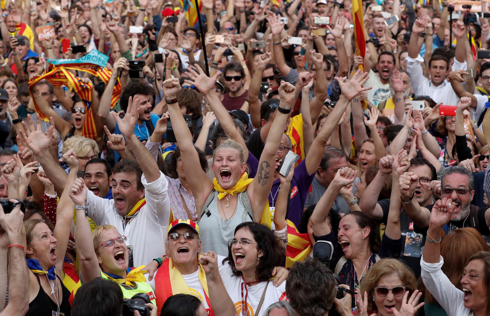 Katalonski parlament u Barceloni izglasao je u petak popodne nezavisnost Katalonije od Španjolske. (Hina)