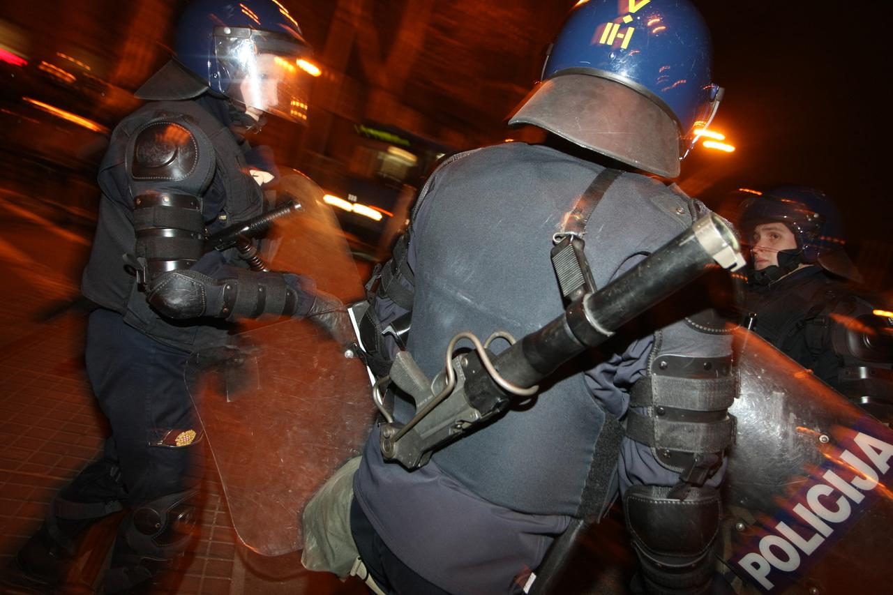 Zagreb: Policija po?ela s privo?enjem prosvjednika