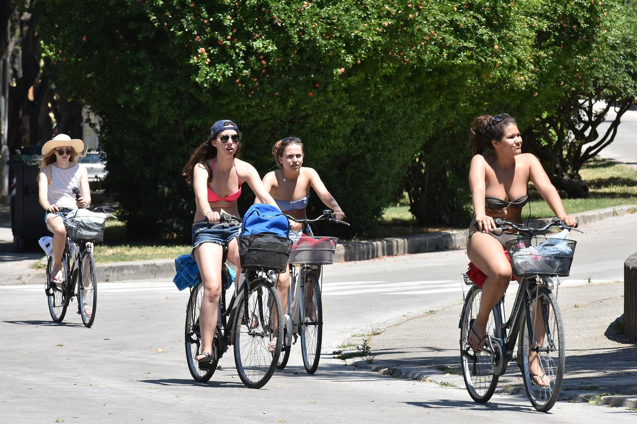 Djevojke na biciklima