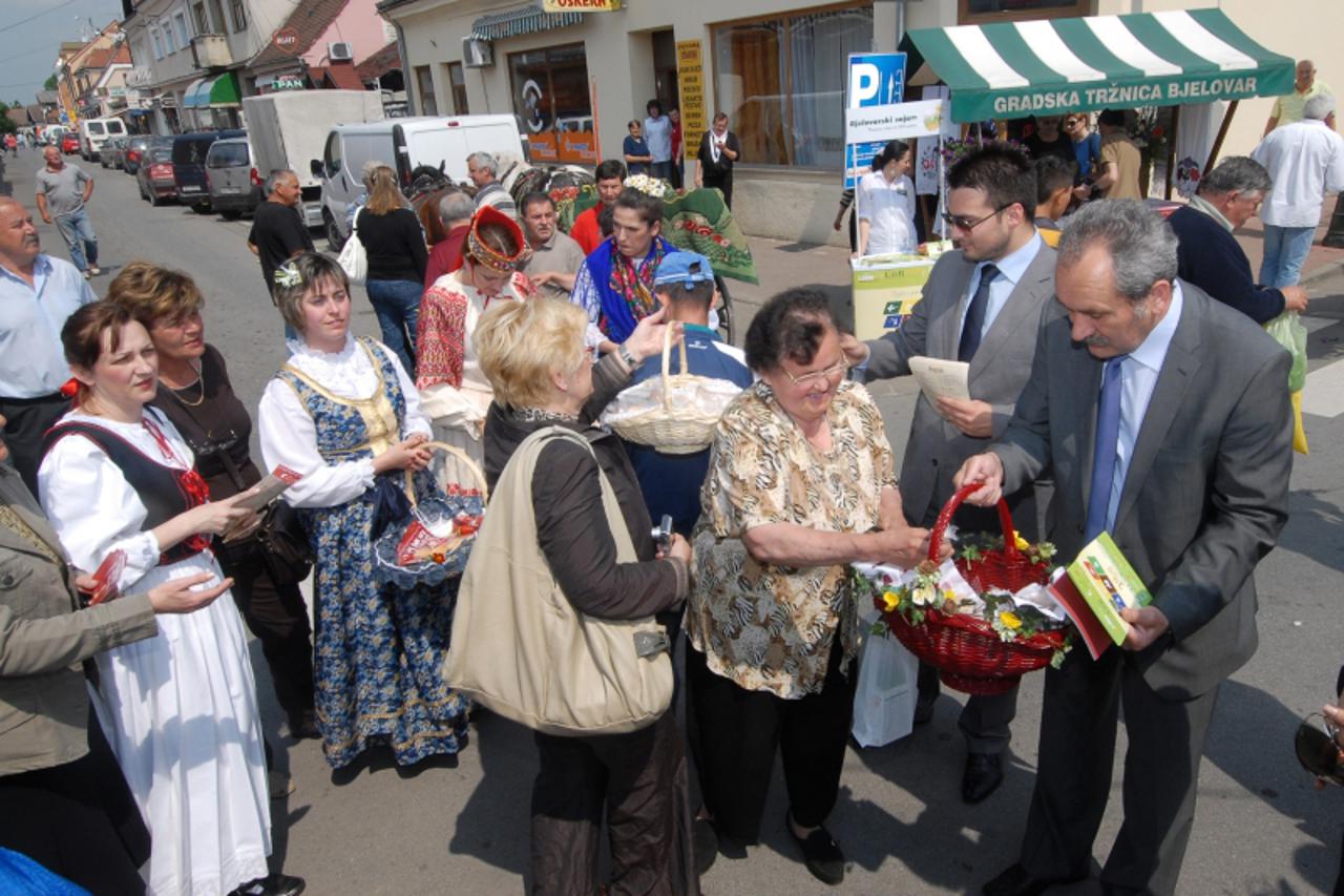\'19.05.2011., Bjelovar - Na Gradskoj trznici Bjelovar gradonacelnik Antun Korusec sa suradnicima i djevojkama u narodnim nosnjama gradjanima dijelio sir i promotivne letke s pozivom na sutrasnji saja