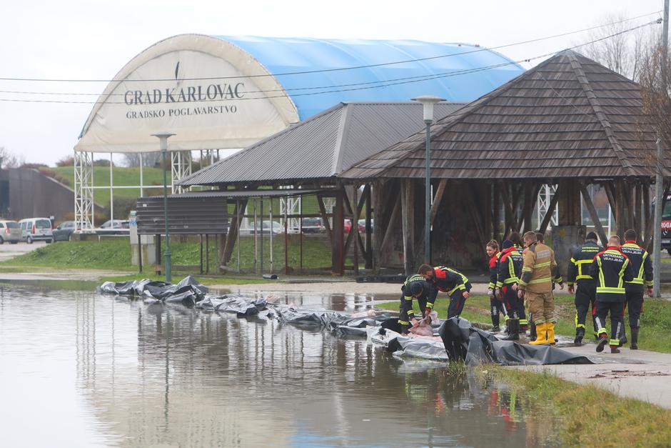 Karlovac: Rijeka Korana izlila se iz korita, na snazi su izvanredne mjere obrane od poplava
