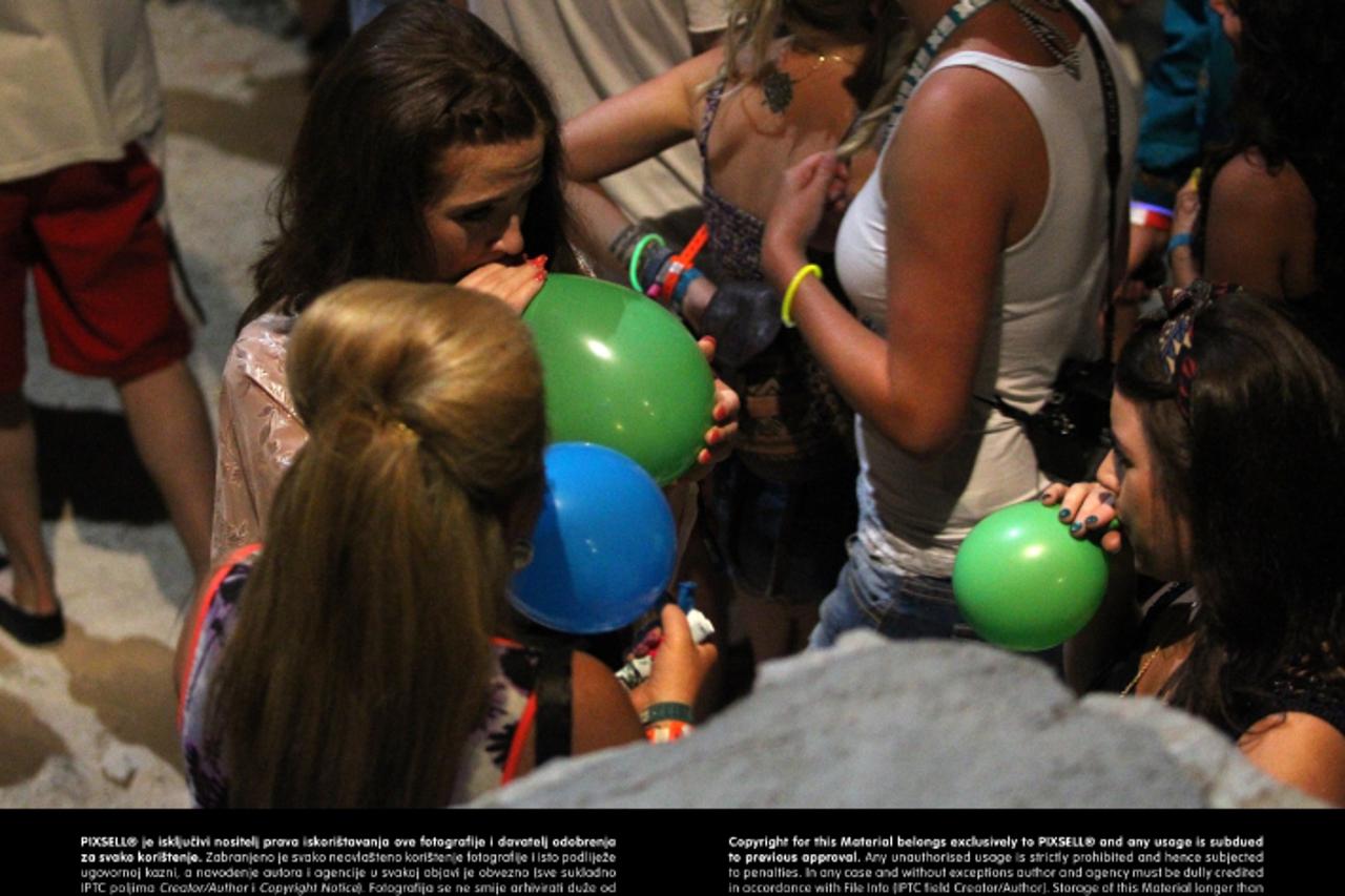 '04.07.2013., Novalja -  After beach party u klubu Noa. Baloni s kojima se inhaliraju mladi Britanci. Photo:Boris Scitar/Vecernji list/PIXSELL'