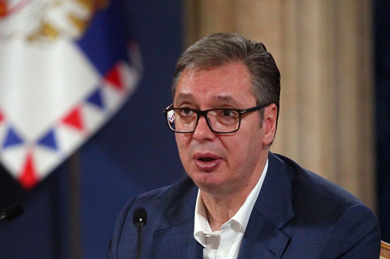 Beograd: Vučić na obraćanju javnosti vadio stvari iz košare i diktirao nove cijene