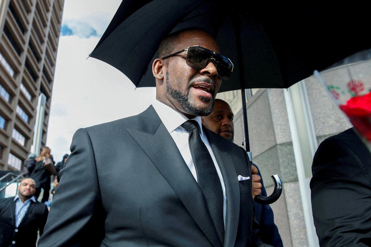 FILE PHOTO: Grammy-winning R&B star R. Kelly leaves the Cook County courthouse in Chicago