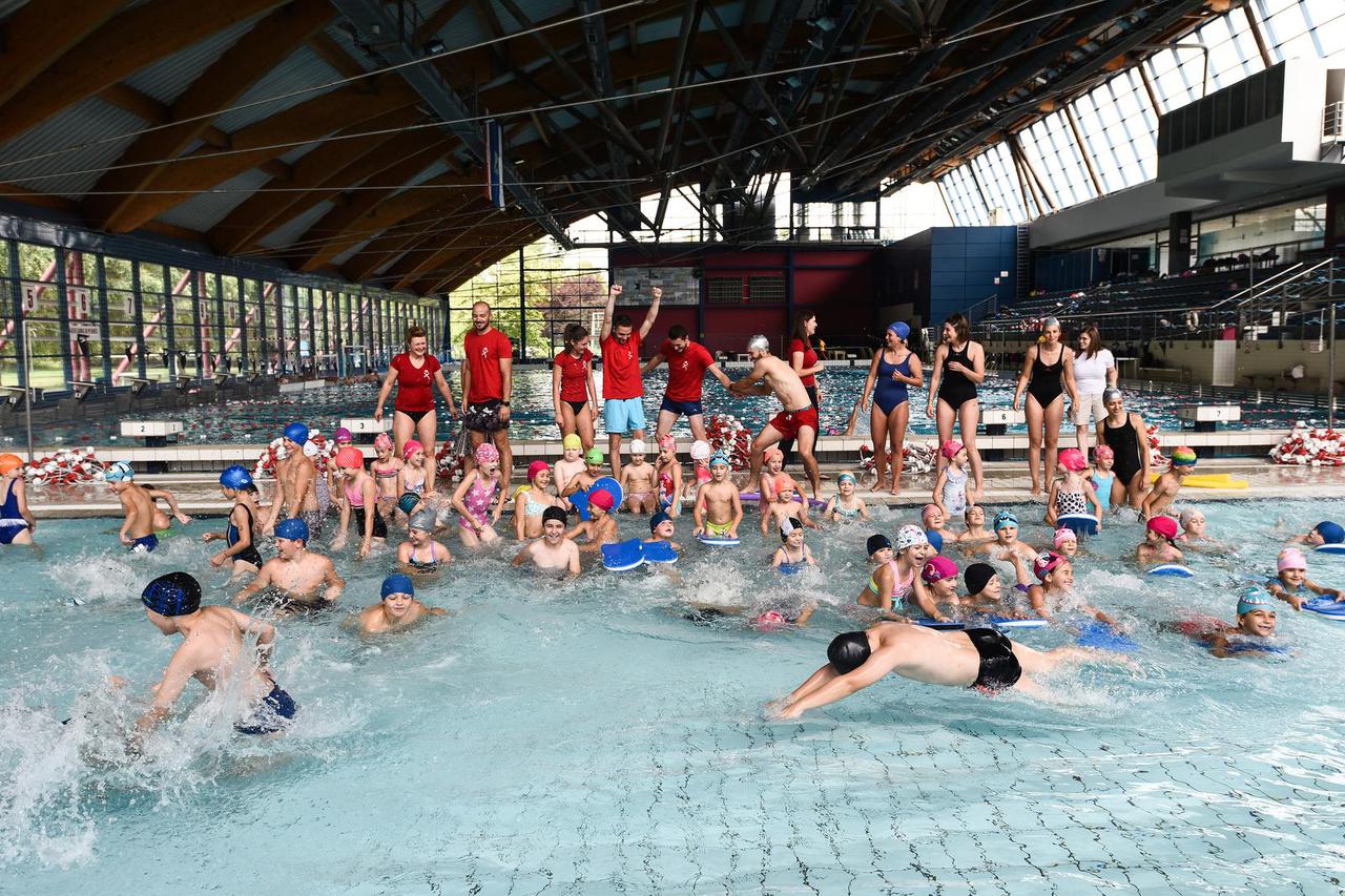 Zagreb: Djeca iz Jastrebarskog u školi plivanja na bazenu Utrine