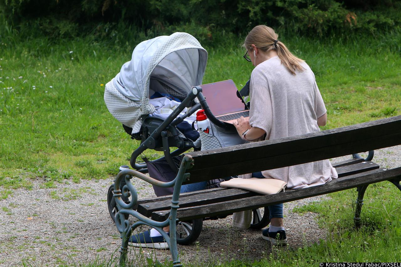 Karlovac: Dok beba spava, mama riješava neodgodive obaveze na laptopu