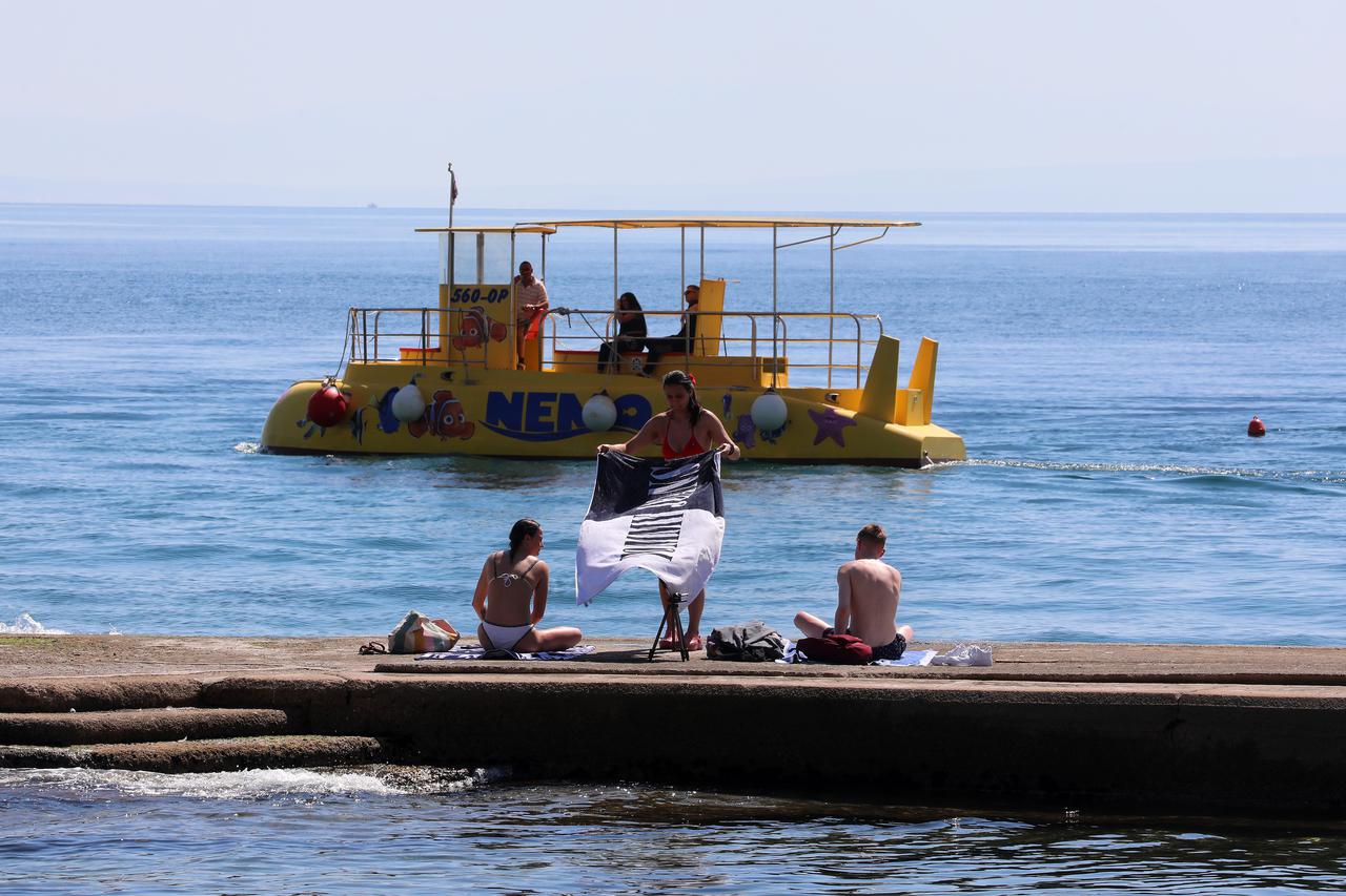 Opatija: Kupa?i i turisti na plaži Slatina