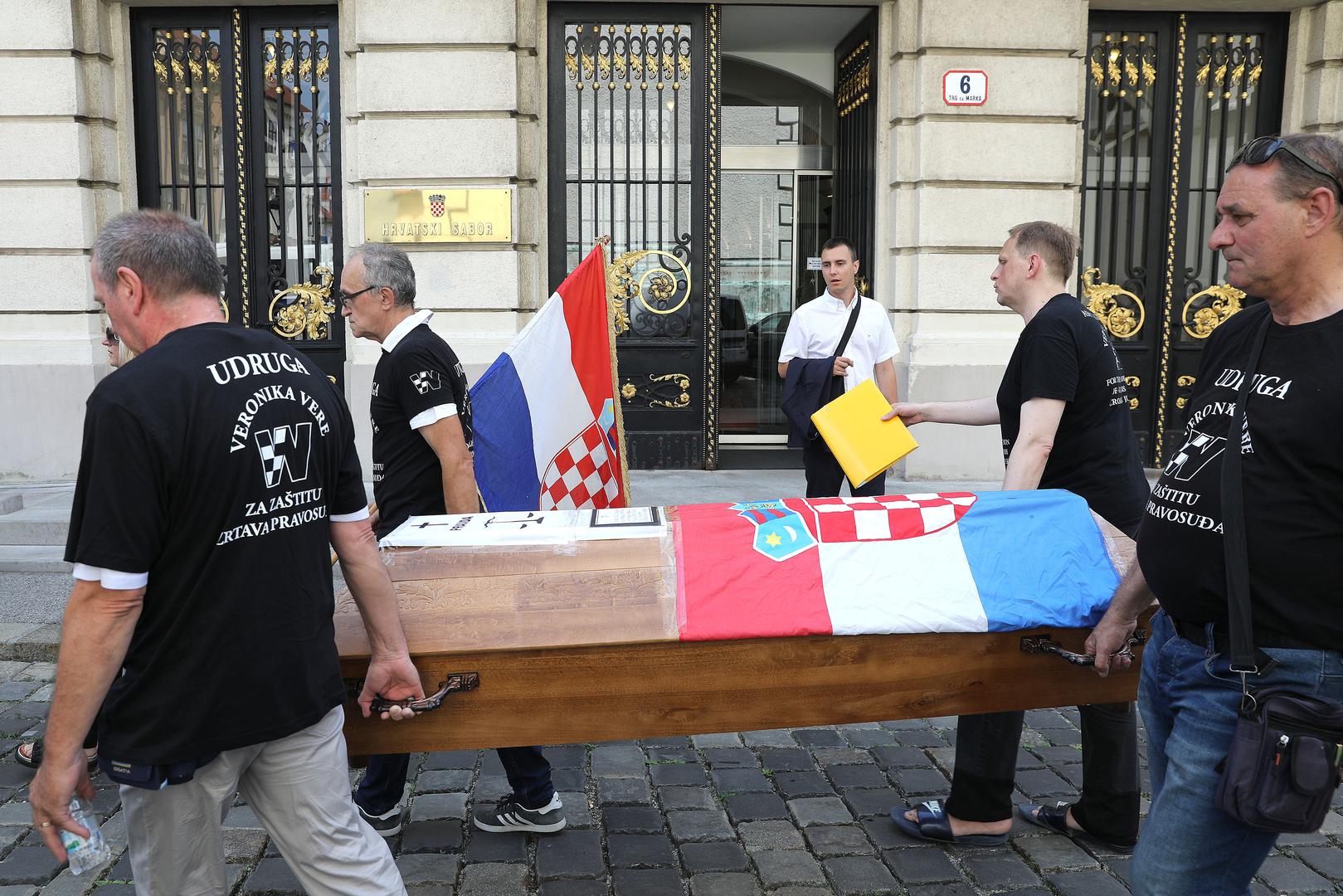 Udruga za zaštitu žrtava hrvatskoga pravosuđa Veronika Vere organizirala je danas u Zagrebu akciju nazvanu Sprovod pravde. 