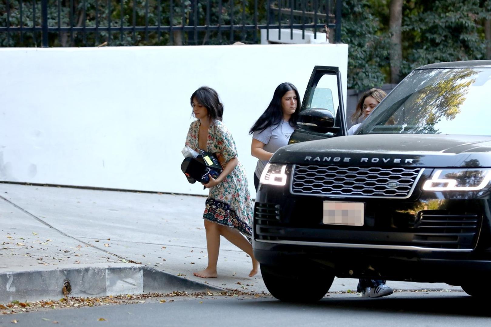 Slavna kubanska pjevačica Camila Cabello nakon što je u Londonu snimala mjuzikl "Pepeljuga" vratila se u Los Angeles kako bi se družila sa svojim dečkom, kanadskim pjevačem Shawnom Mendesom.