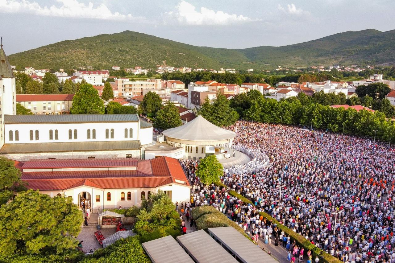 Veliki broj hodočasnika stigao u Međugorje na 40. obljetnicu Gospinih ukazanja