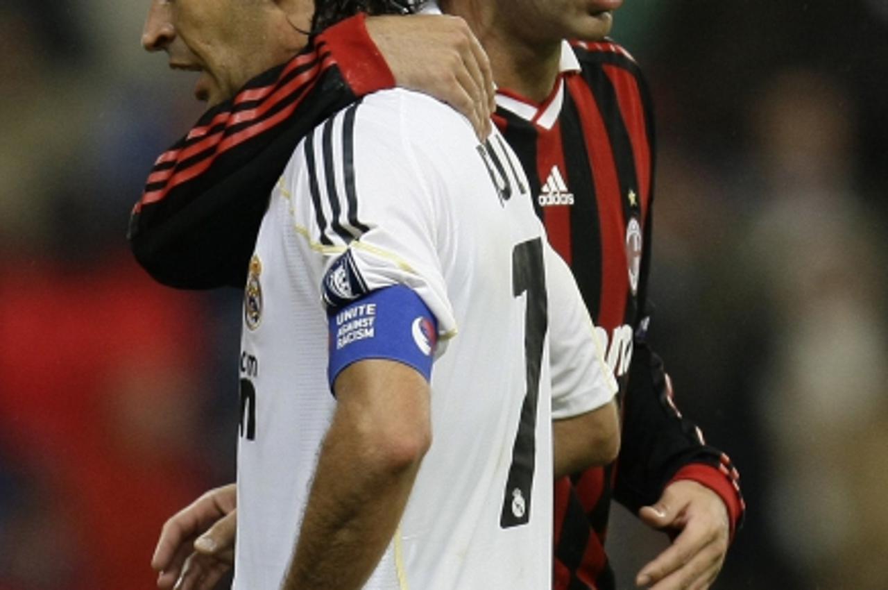 'AC Milan\'s Alessandro Nesta (R) embraces Real Madrid\'s Raul Gonzalez  at the end of their Champions League soccer match at the Santiago Bernabeu stadium in Madrid, October 21, 2009. REUTERS/Juan Me