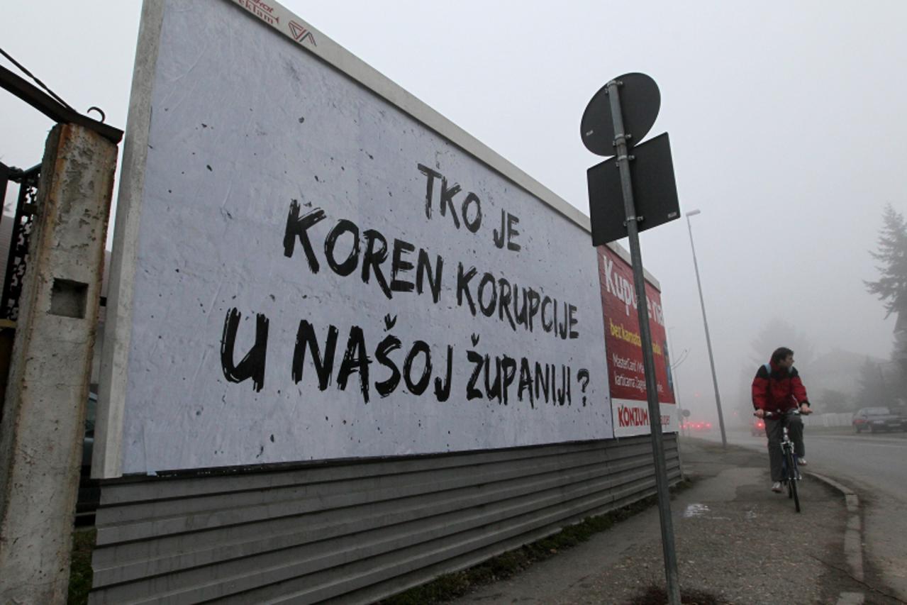 '19.01.2011., Koprivnica - Jumbo plaakt kojim oporbeni SDP napada zupana Koprivnicko-krizevacke zupanije Darka Korena. Photo: Marijan Susenj'