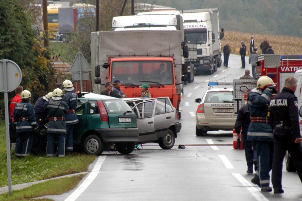 \'10.10.2010., Bjelovar - Na prometnici Bjelovar - Djurdjevac u mjestu Curlovcu dogodila se teza prometna nesreca u kojoj su se sudarili fiat punto i opel kadet, na mjestu nesrece djelatnici Hitne pom