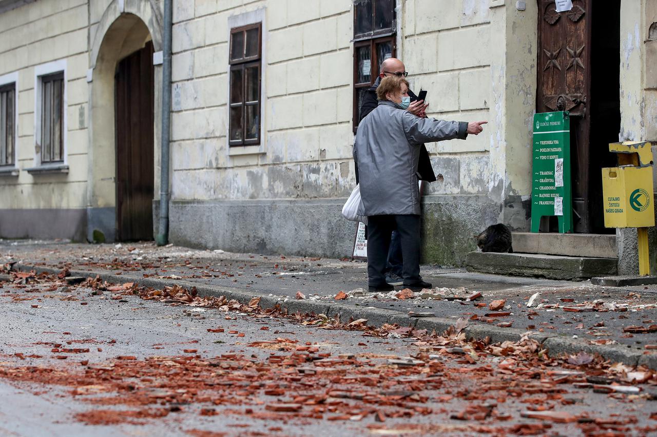 Petrinja: Posljedice jutrošnjeg potresa vidljive su na gradskim ulicama