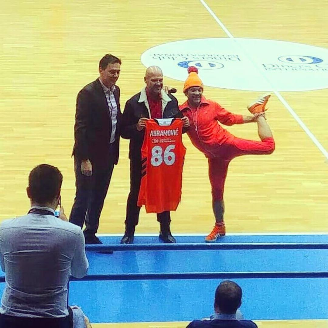 Košarkaški klub Cedevita posebno iznenađenje pripremio je za pobjednika "Života na vagi" Alena Abramovića. Darovali su mu dres na kojem je broj 86, u znak 86 kilograma koje je izgubio u showu. 