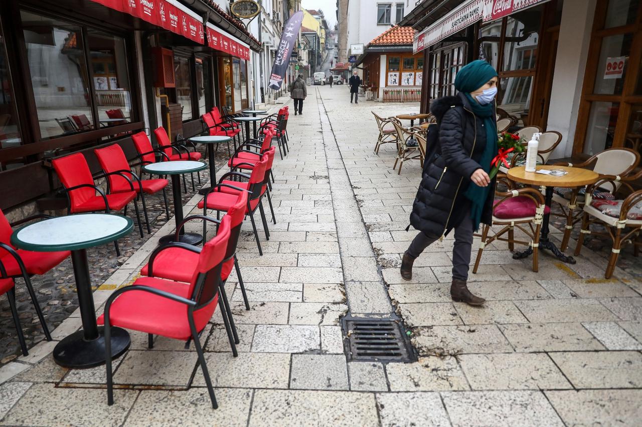 Prazne terase kafića u Sarajevu zbog hladnijeg vremena i manjka turista zbog covida-19