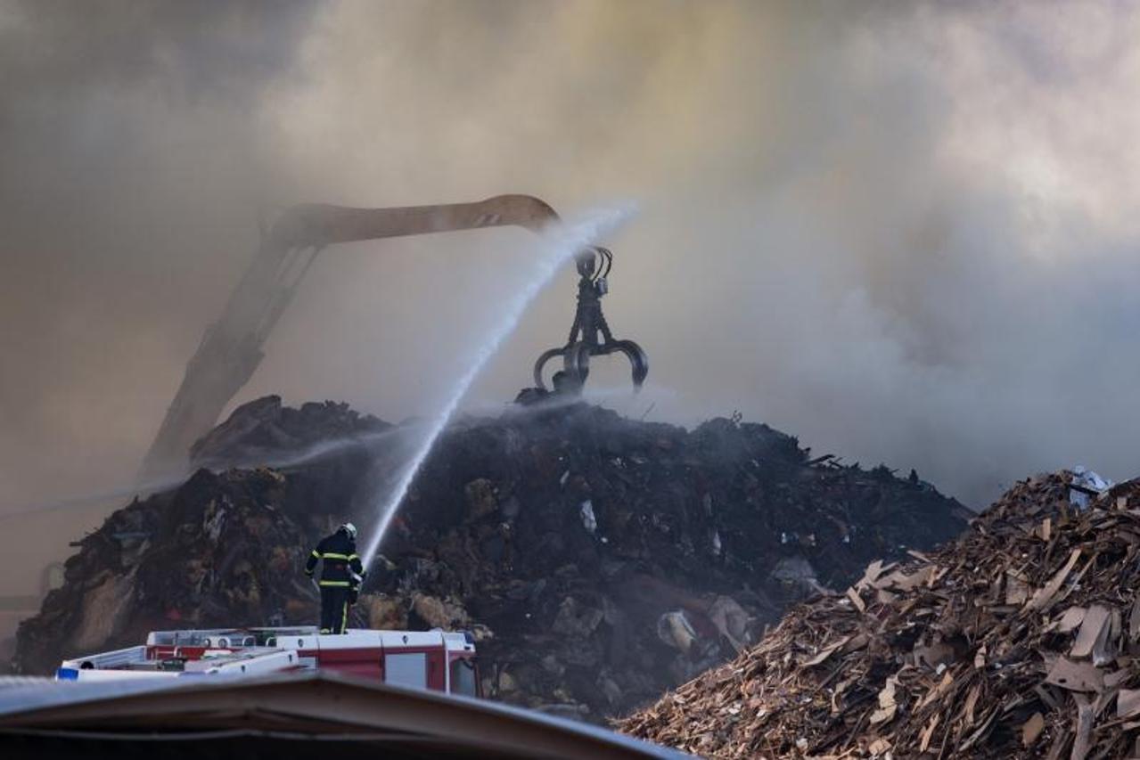 Zagreb: Vatrogasci u C.I.O.S.-u rahle požarište i zalijevaju opožareni materijal
