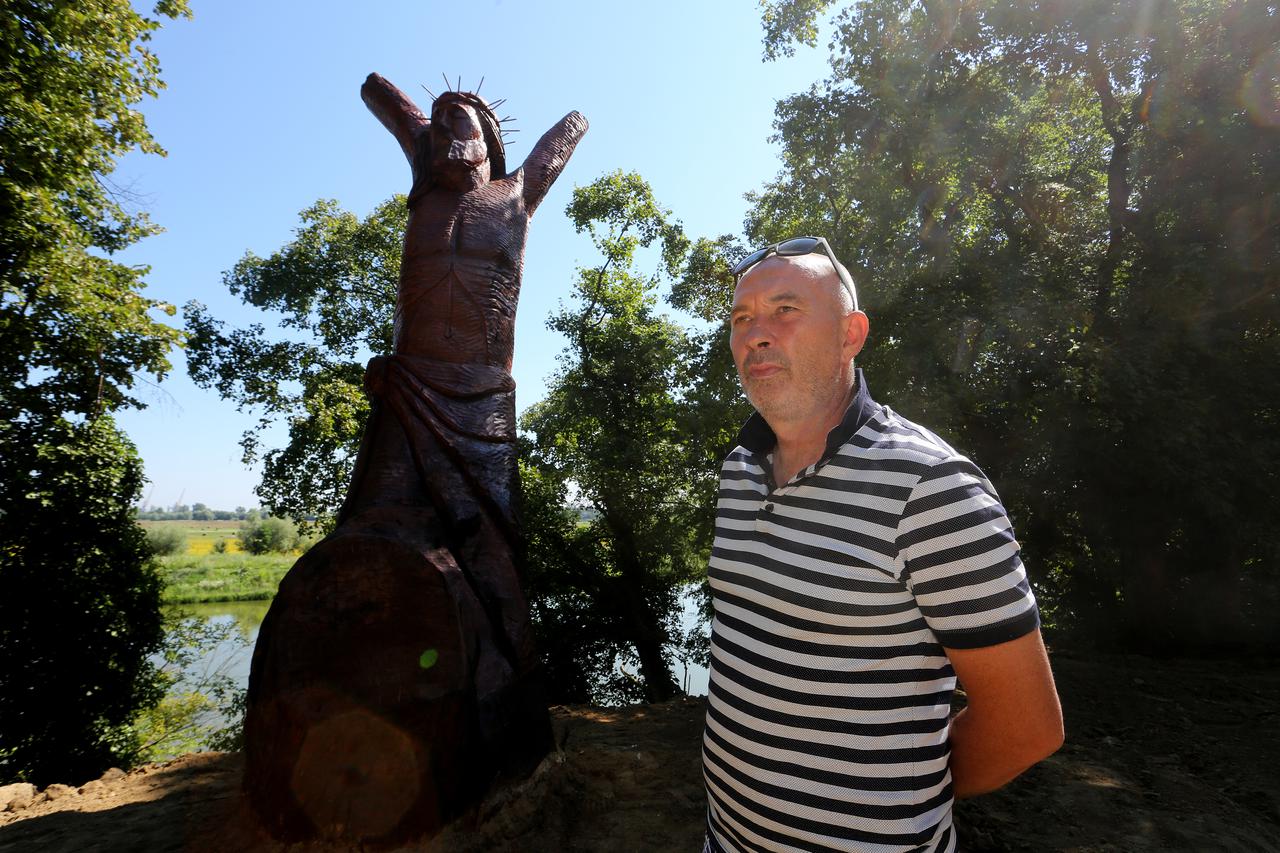 Vukovar: Od ranjenog slavonskog hrasta nastala skulptura Isusa
