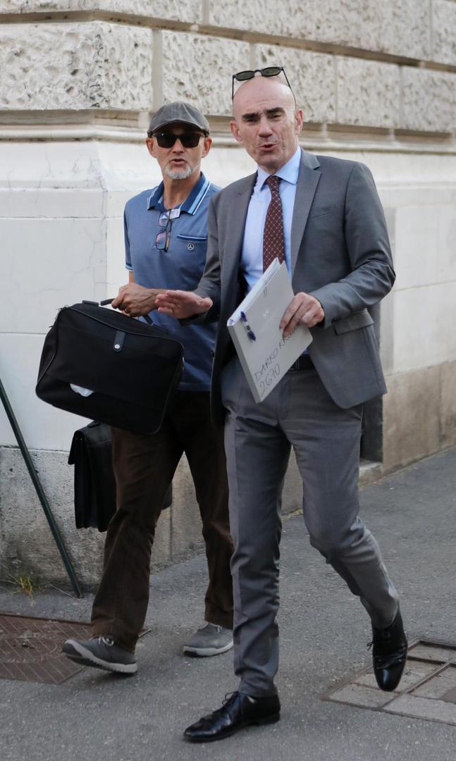 U pratnji odvjetnika Ljube Pavasovića Viskovića iz zgrade Županijskog suda u Zagrebu  izašao je sudac Darko Krušlin