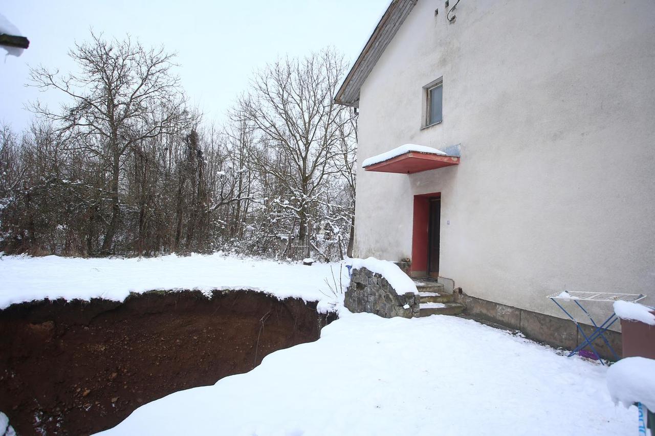 Velike rupe otvorile se nakon potresa pored kuća u Mečenčanima