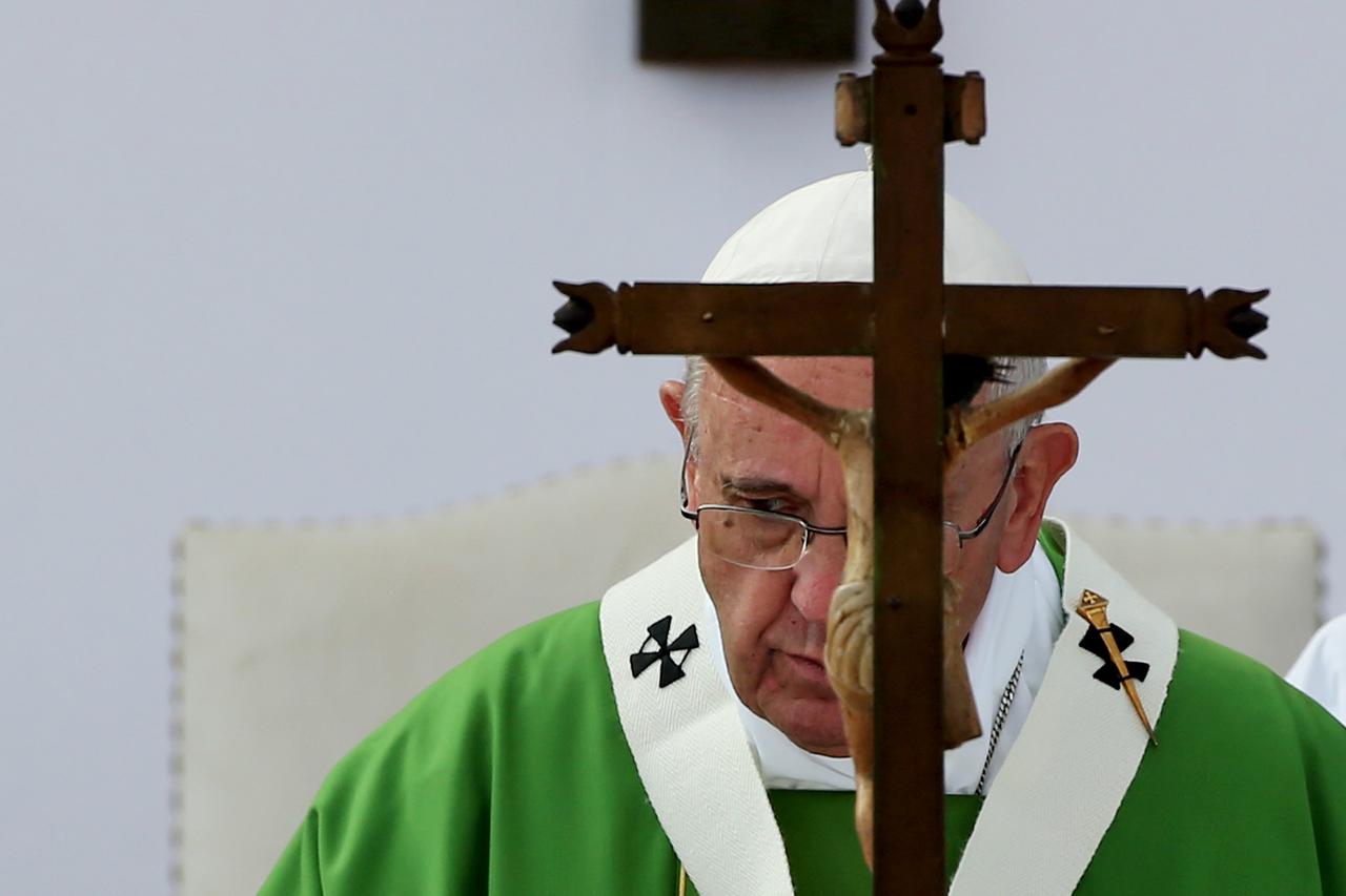 Pope Francis prays as he leads a mass in Asuncion, Paraguay, July 12, 2015. REUTERS/Alessandro Bianchi
