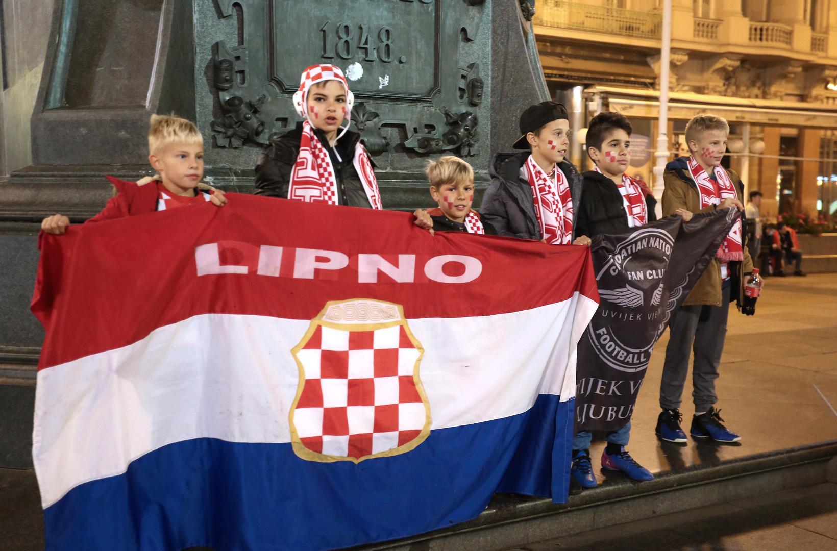 Mnogi su se okupili na središnjem zagrebačkom trgu gdje je krenulo zagrijavanje za utakmicu.