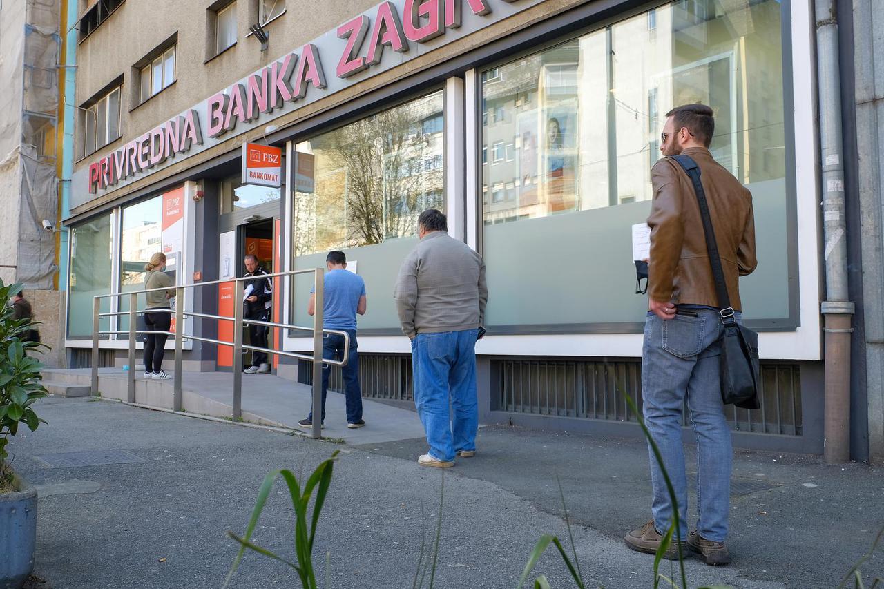 Zagreb: Građani čekaju u redu za ulazak u banku na preporučenom razmaku