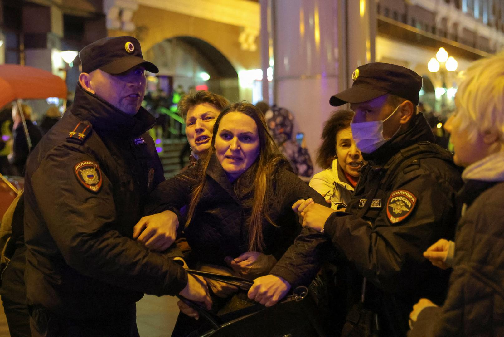 Russian police officers detain a person during an unsanctioned rally, after opposition activists called for street protests against the mobilisation of reservists ordered by President Vladimir Putin, in Moscow, Russia September 21, 2022. REUTERS/REUTERS PHOTOGRAPHER Photo: Reuters Photographer/REUTERS