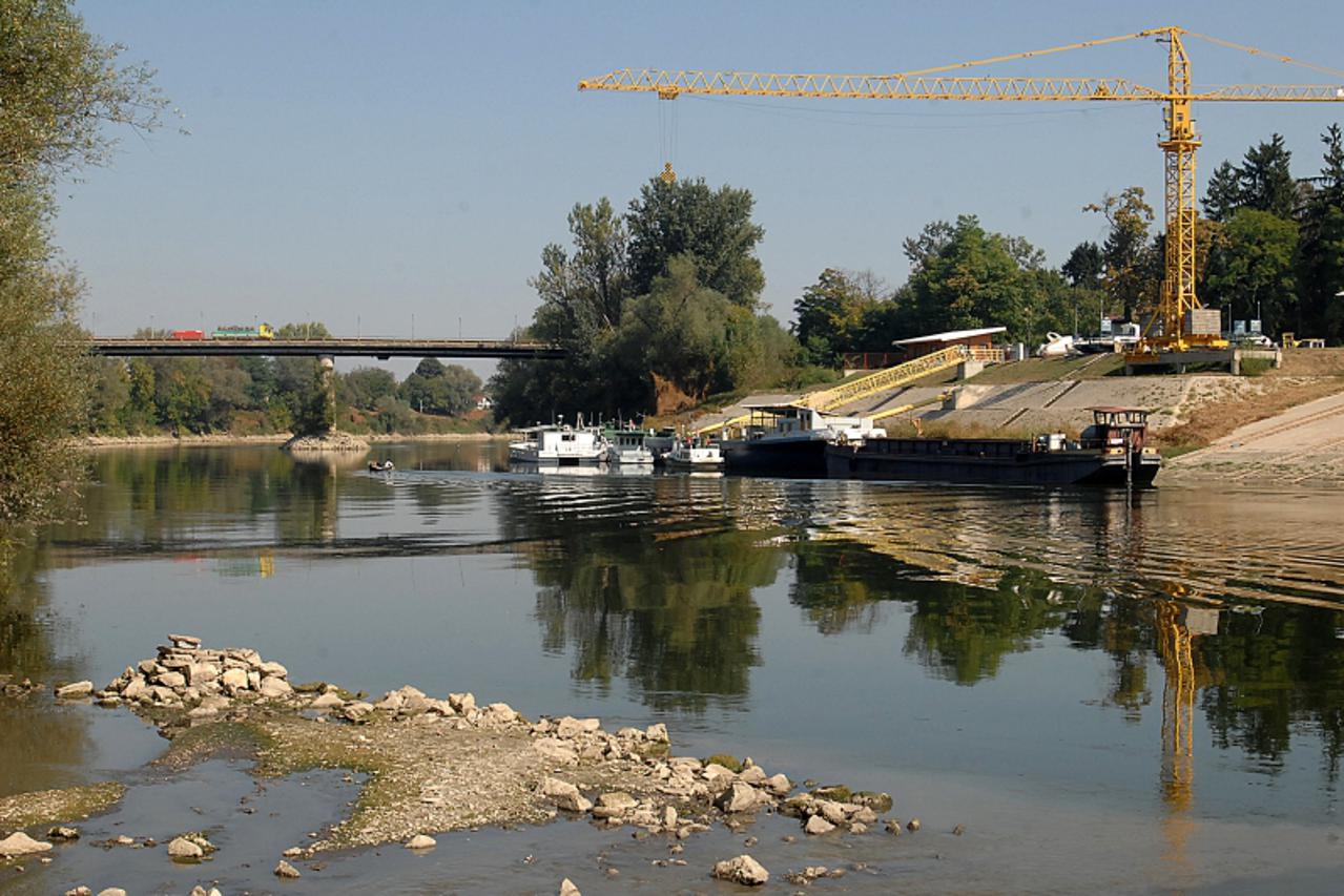 '14.09.2011., Sisak - Vodostaj rijeke Save najnizi je u posljednjih 20 godina i plovidba ovom rijekom nije moguca. Photo:Nikola Cutuk/PIXSELL'
