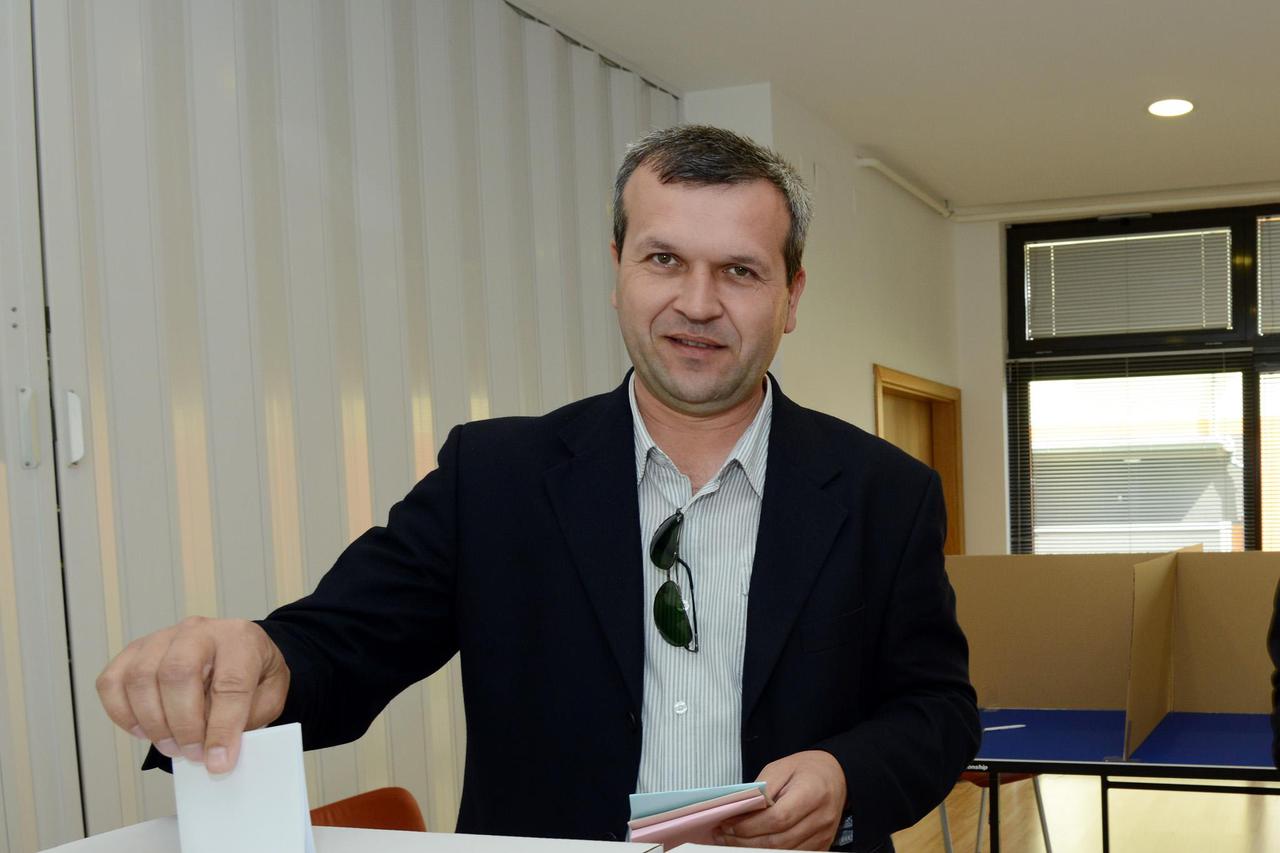 Varaždin: HDZ-ov kandidat za župana An?elko Stri?ak glasovao u društvu supruge