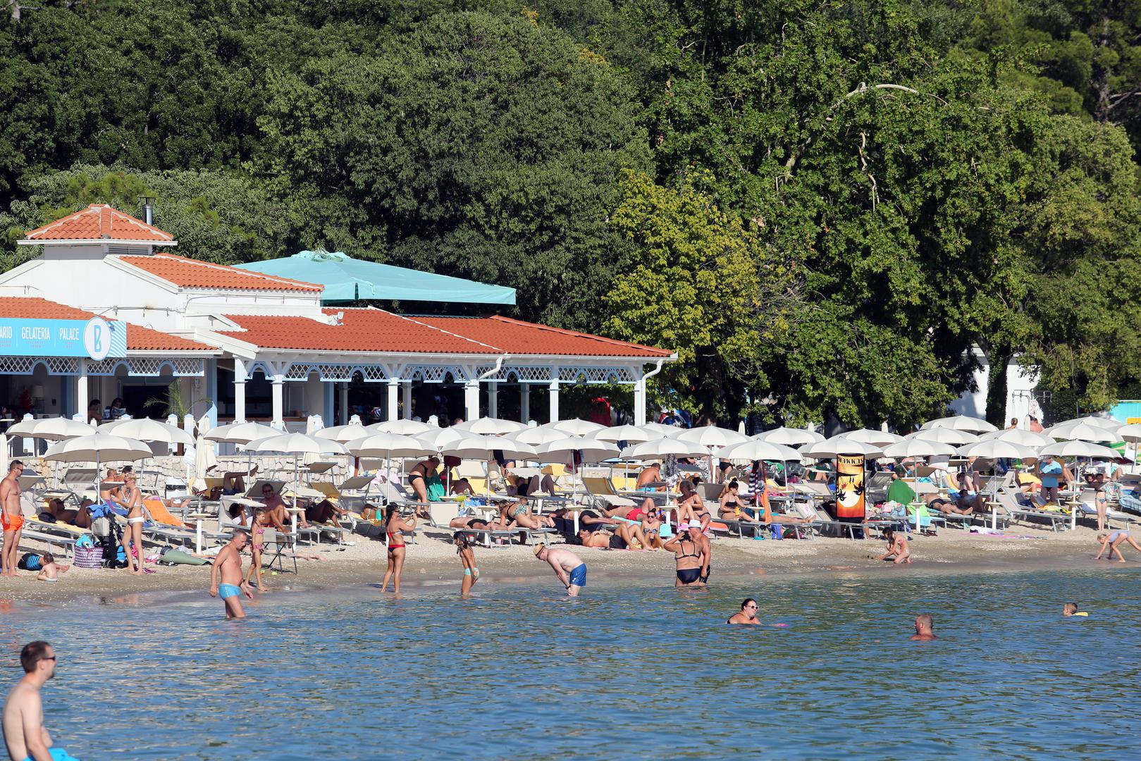 Turisti uživaju na crikveničkim plažama u moru, suncu i sportovima na moru.